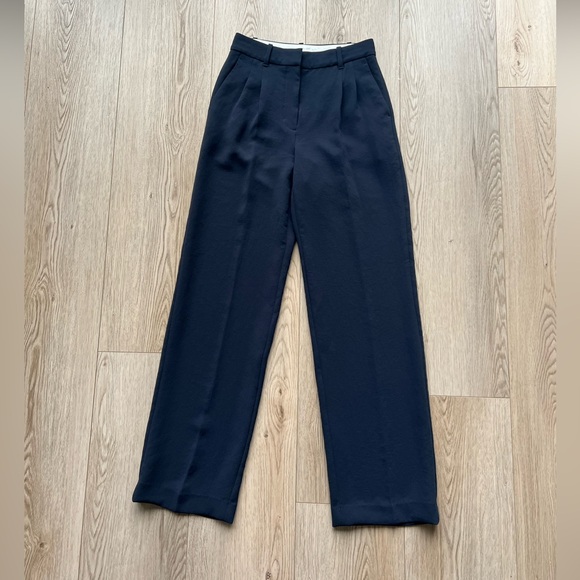 Aritzia Wilfred The Effortless Pant™ - Crepette™ Sz 2
Dark Night Navy - Picture 6 of 16